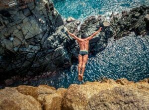 6 planes familiares y divertidos para Semana Santa en Acapulco 🏖️ 2 clavadista en La Quebrada