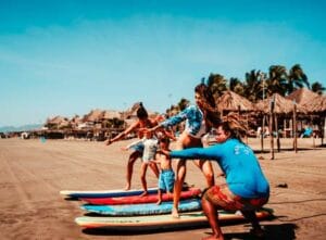 6 planes familiares y divertidos para Semana Santa en Acapulco 🏖️ 4 clases de surfing